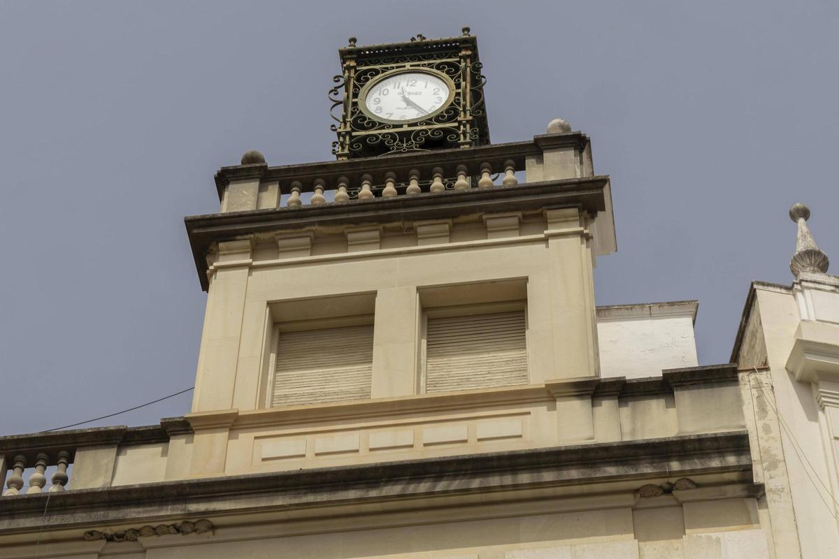 La torre rematada por un reloj, elemento singular del inmueble.