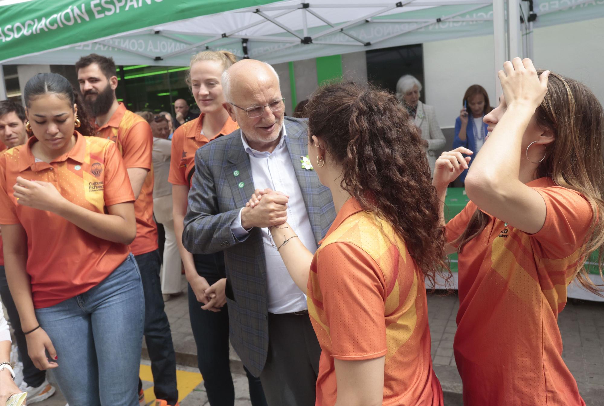 Mesa de cuestación contra el cáncer con Valencia Basket, Juan Roig y Hortensia Herrero