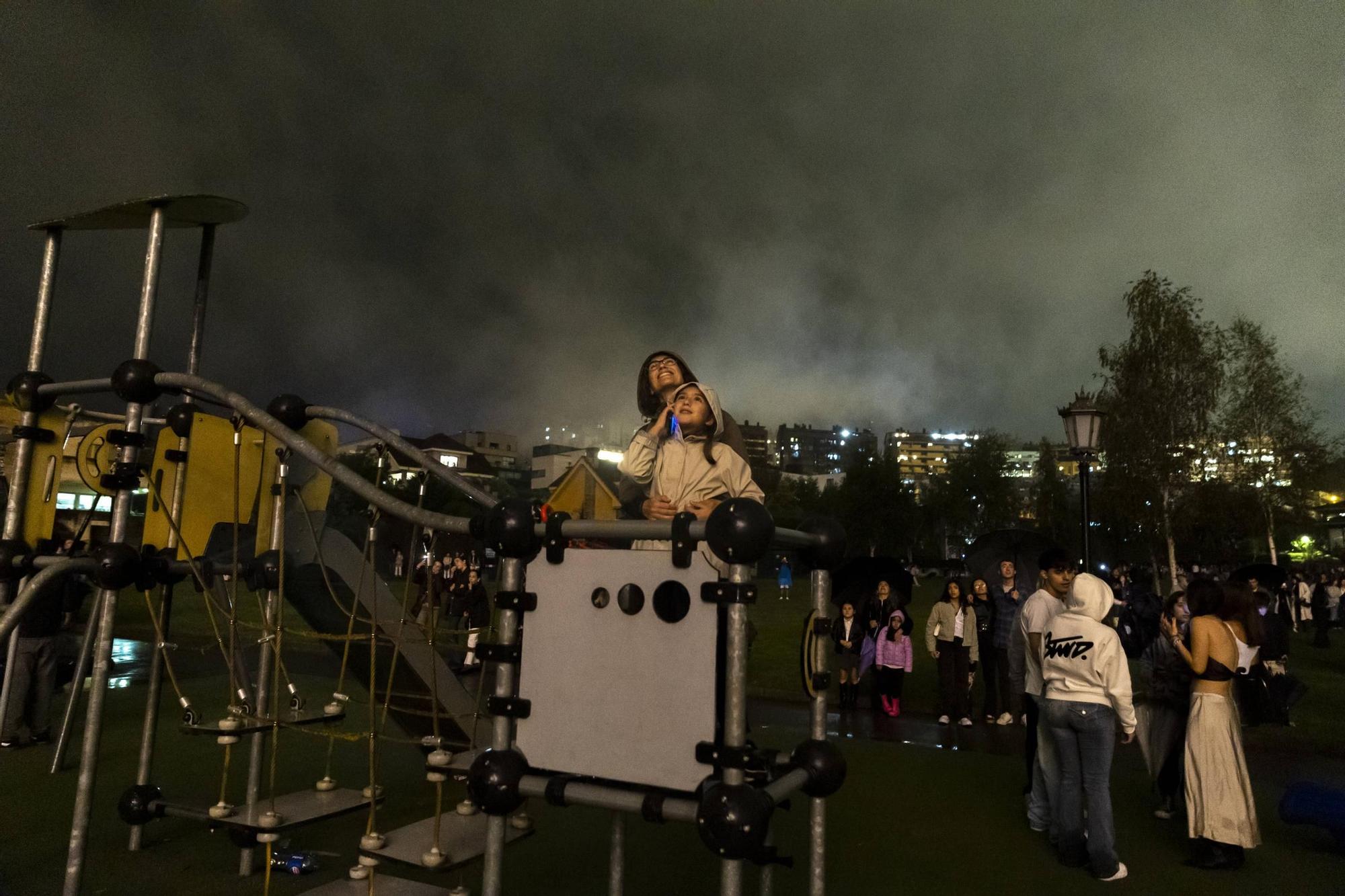 EN IMÁGENES: Así se vivieron unos fuegos de San Mateo bajo la lluvia en Oviedo