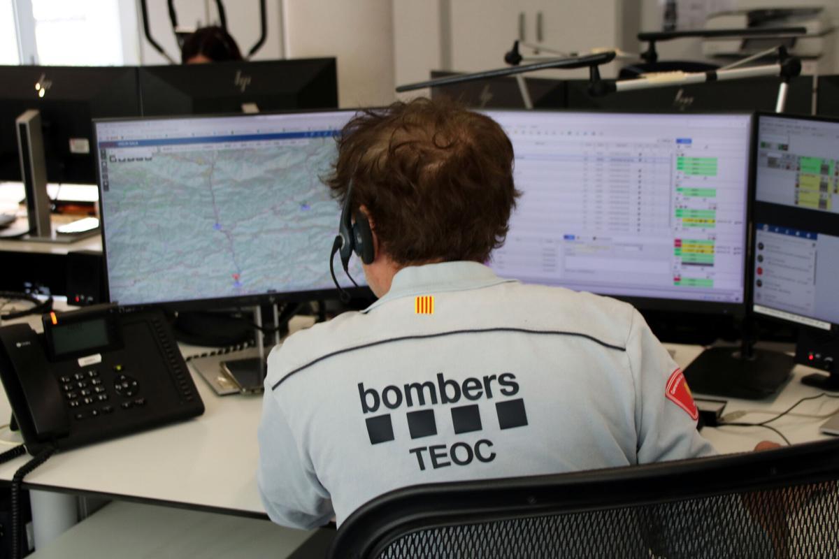 Un bomber controlant la situació de la Regió de Girona