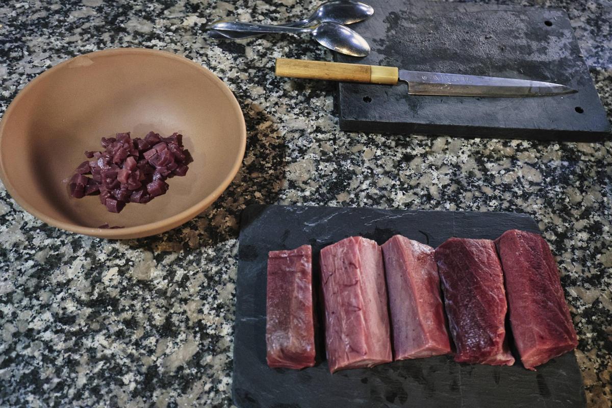 Carne que hay entre las espinas de un atún rojo