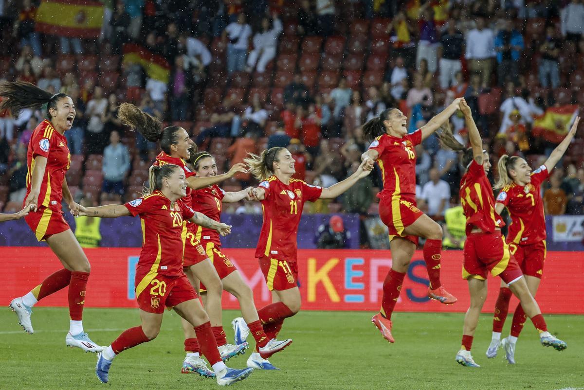 Las jugadoras de la selección española celebran la victoria ante Alemania.