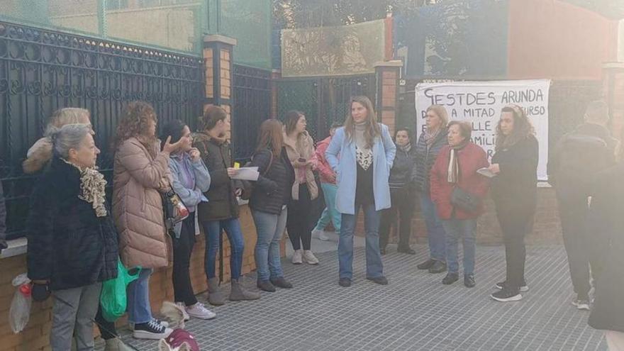 Protesta a las puertas de la escuela infantil La Paz. | L.O.