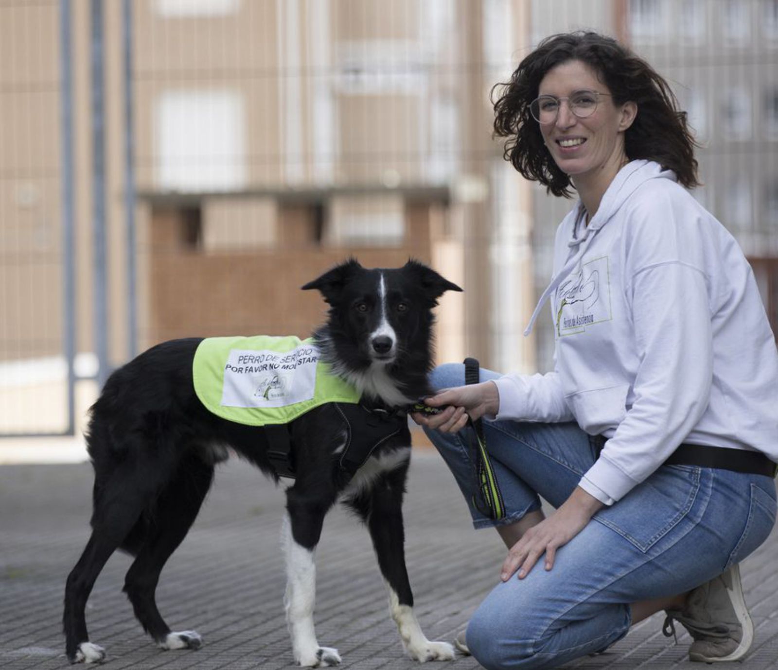 &quot;Zen&quot;, junto a Raquel González, su instructora.
