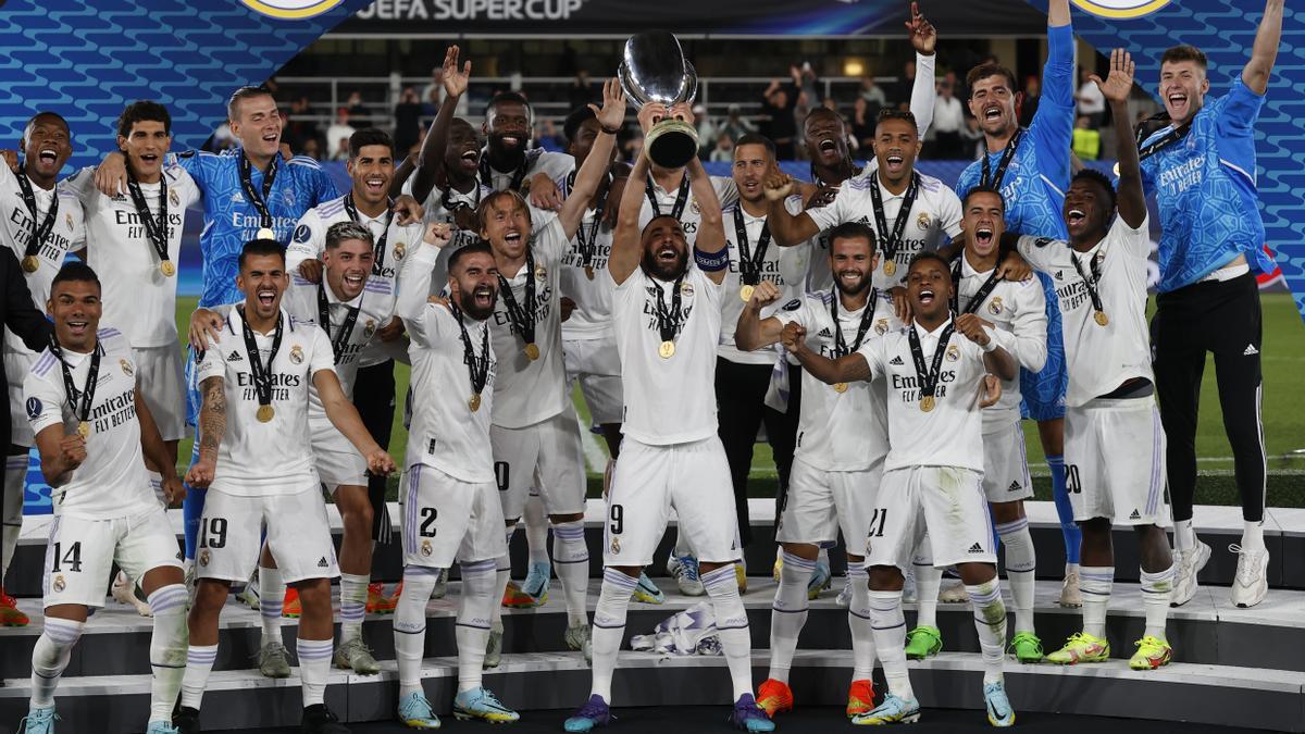 Los jugadores del Real Madrid levantan la Supercopa de Europa