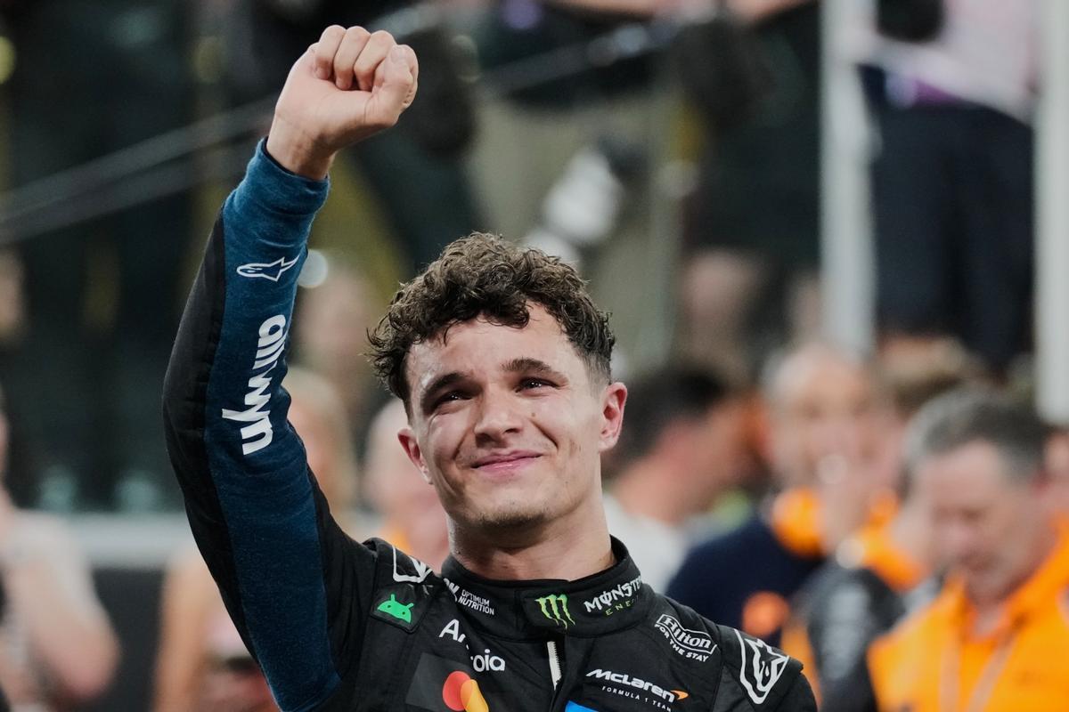 Lando Norris celebra la conquista del Mundial de Fórmula 1 en Abu Dhabi.