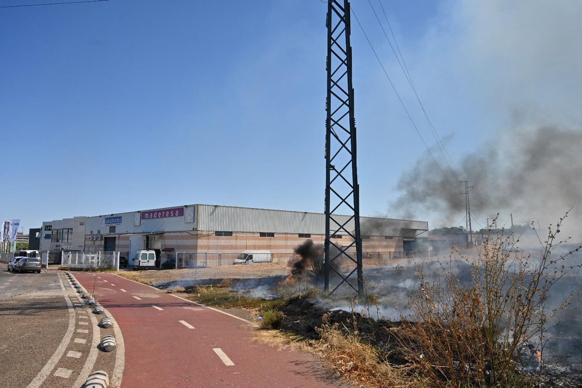 Imagen del incendio en el que se aprecie su cercanía a las naves comerciales.