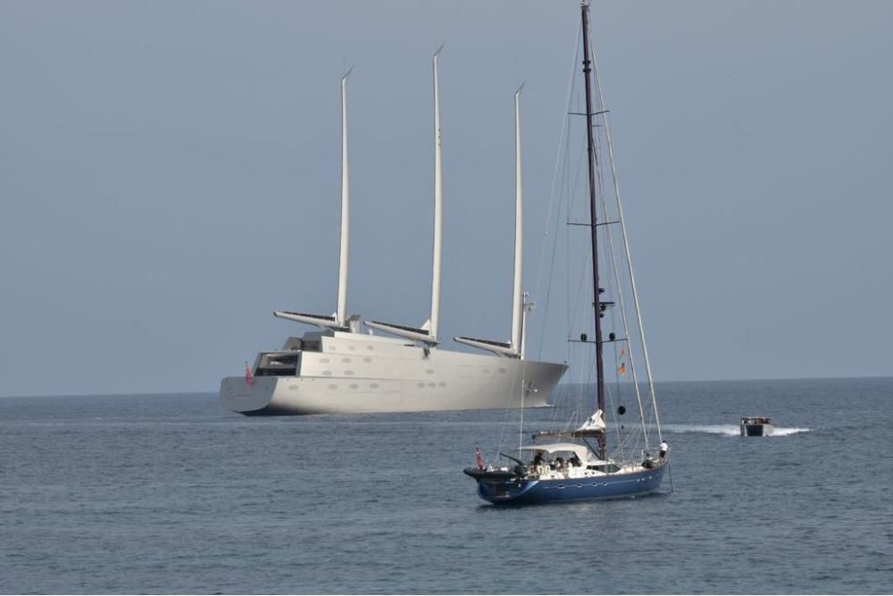 El velero del magnate ruso Andrey Melnichenko asombra en Puerto Portals