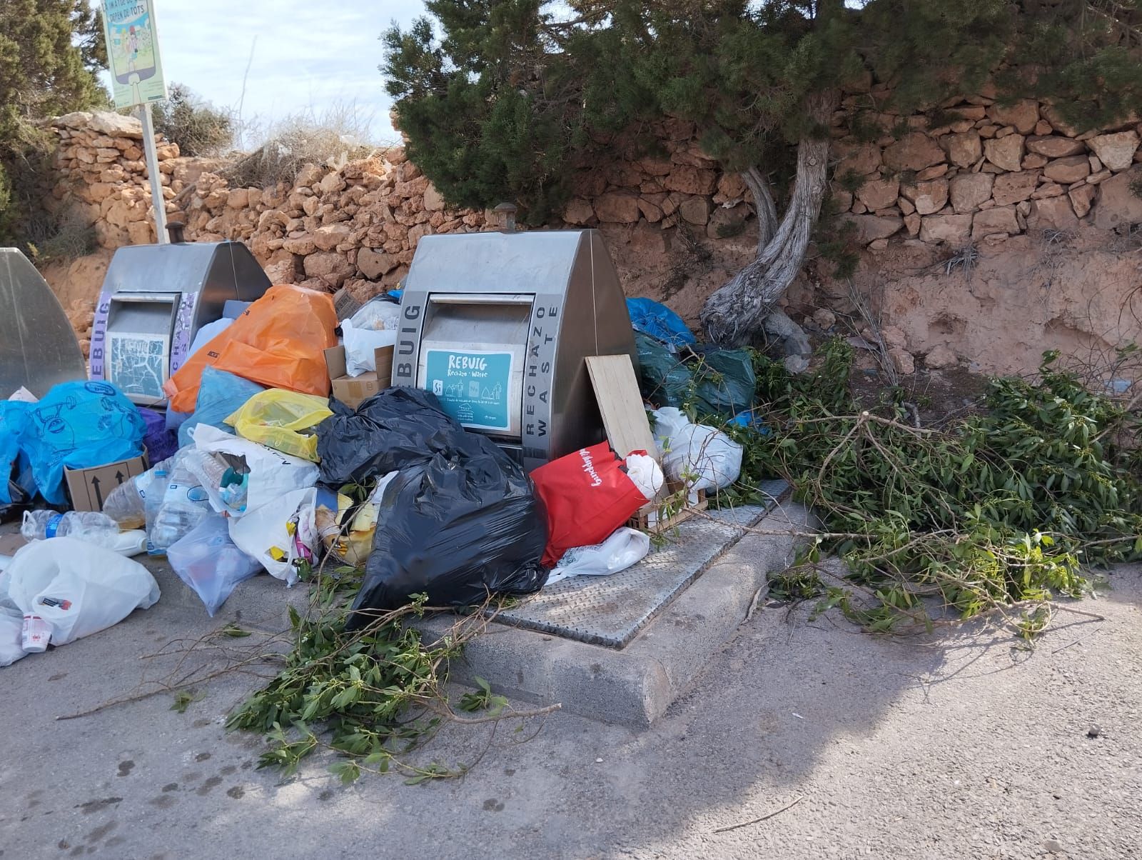 Formentera se llena de basura por la huelga
