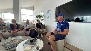 El consejero delegado de Americas Cup Event (ACE), Grant Dalton, comenta el devenir de la competición, este martes en el hospitality de Louis Vuitton junto al Port Olímpic.