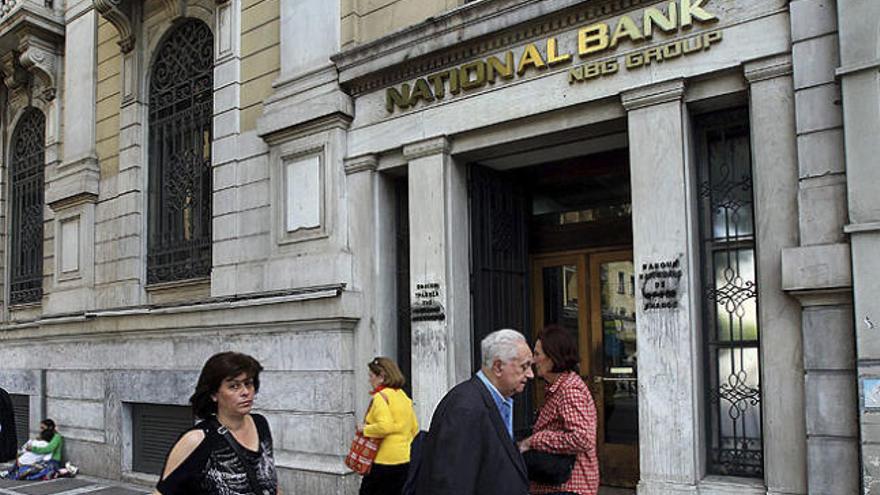 Una oficina del Banco Nacional de Grecia, en Atenas.