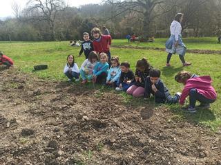 La plantación de robles en el parque periurbano de la Pola por parte de los alumnos de la Escuela Infantil Peña Careses