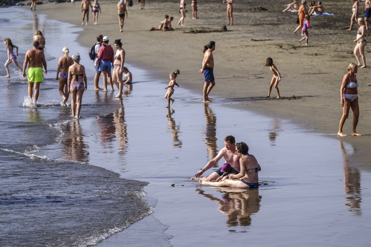 Primer baño de 2023 en las playas del sur de Gran Canaria