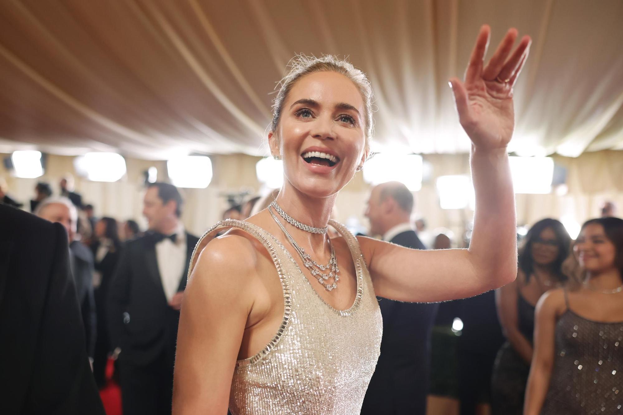 Emily Blunt con vestido de Schiaparelli en los Oscar 2024.