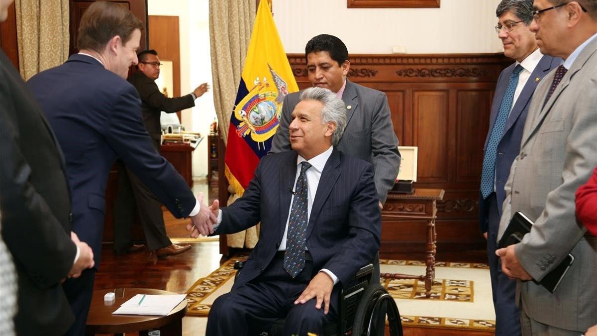 Lenín Moreno saluda al subsecretario de Asuntos Políticos de EEUU, David Hale, en una visita a Quito este jueves.