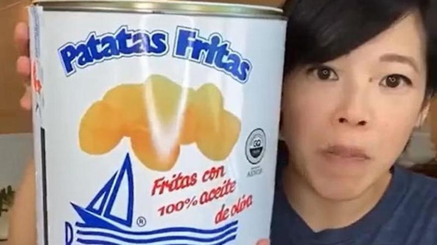 Una conocida youtuber internacional cae rendida a las patata Bonilla: &quot;Deliciosas&quot;