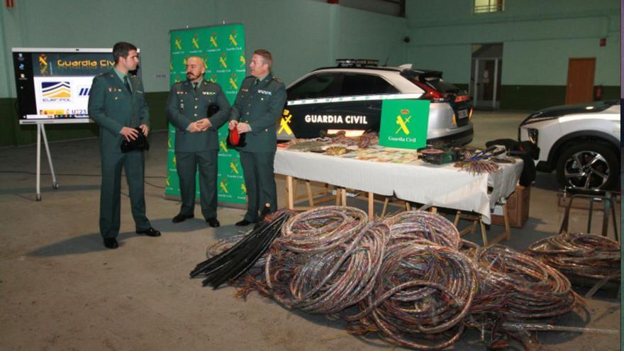 Altos cargos de la Guardia Civil de Ourense, con todo el material incautado en la operación. |   // IÑAKI OSORIO
