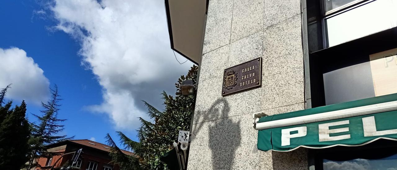 La calle Calvo Sotelo recupera se antiguo nombre