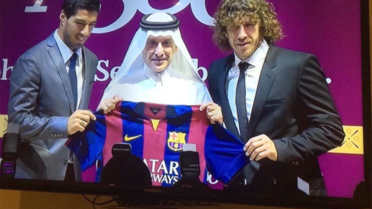 Luis Suárez y Carles Puyol con Akbar Al Baker, director ejecutivo de Qatar Airways