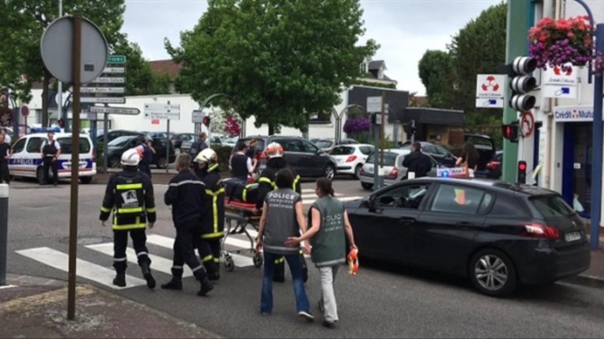 Las fuerzas de seguridad retiran un cadáver, tras el asalto a la iglesia de Saint-Etienne-du-Rouvray.