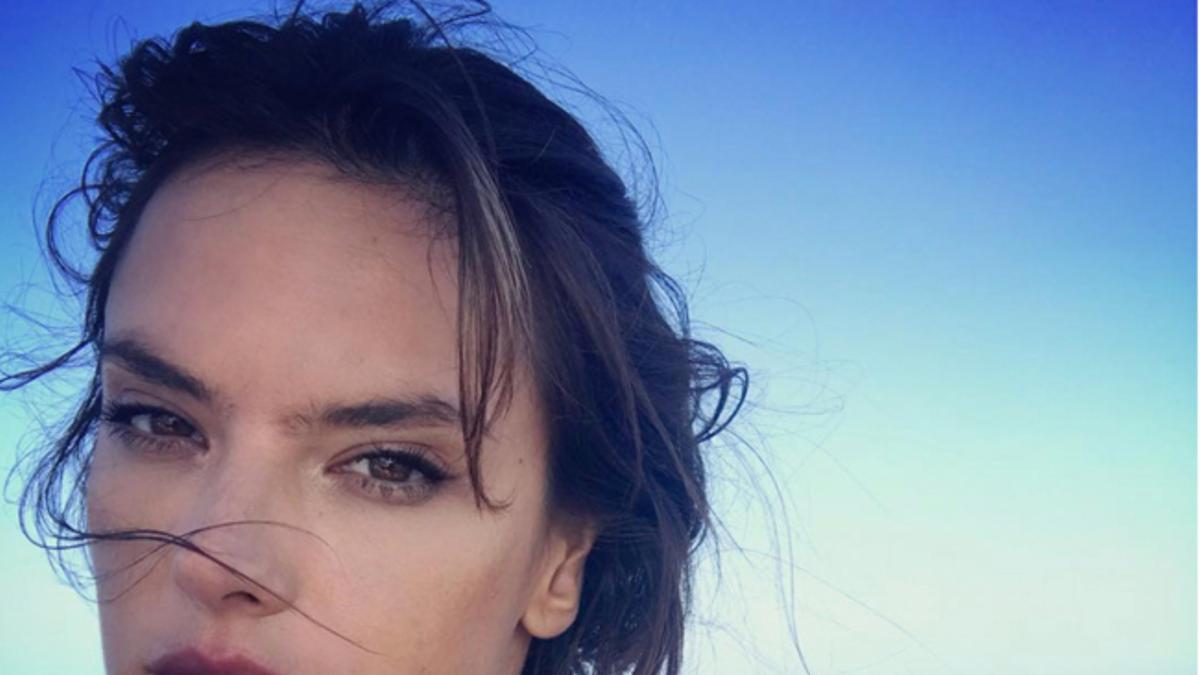 Alessandra Ambrosio con un look en tonos azules