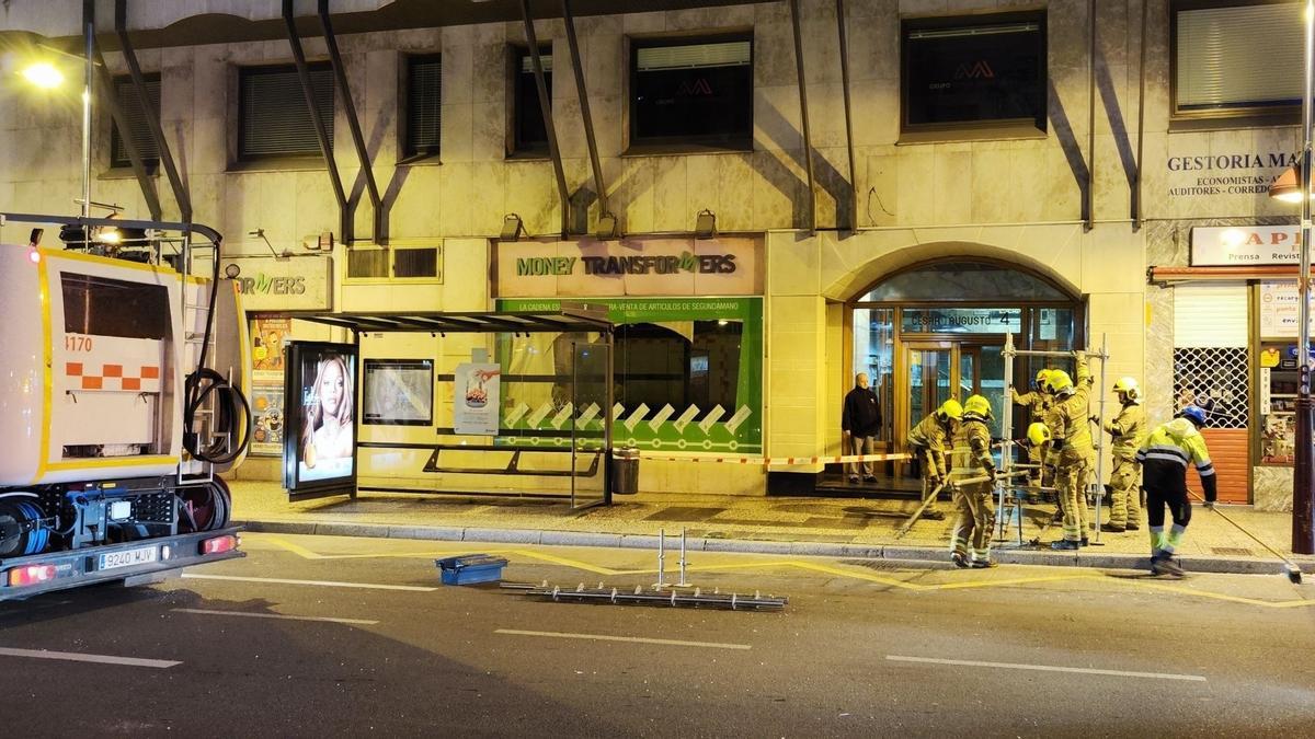 Los Bomberos de Zaragoza, frente a la fachada donde se han producido los derrumbes.