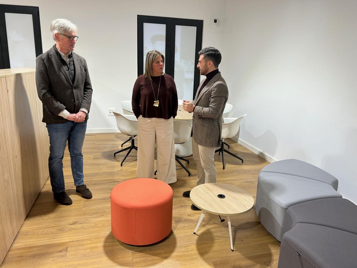 Por la izquierda, Marcos Niño, Gimena Llamedo y Carlos Valle en el nuevo espacio de coworking de Cudillero.