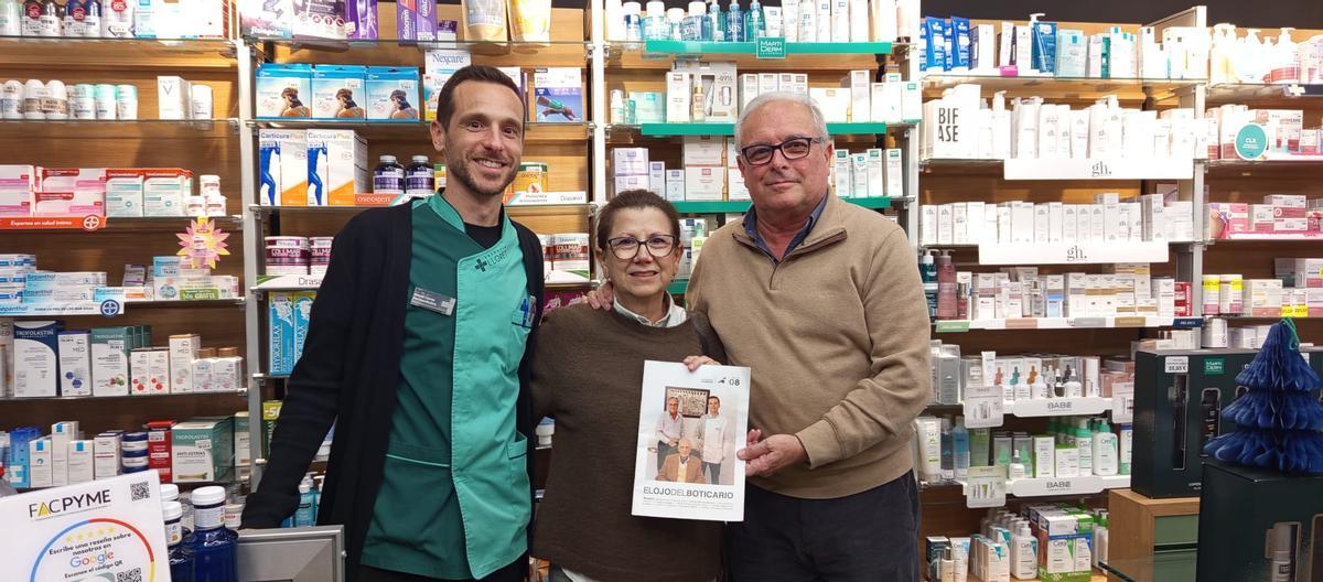 Los Lloret junto a Loli y en la foto el primer farmacéutico con el que trabajó, ya fallecido