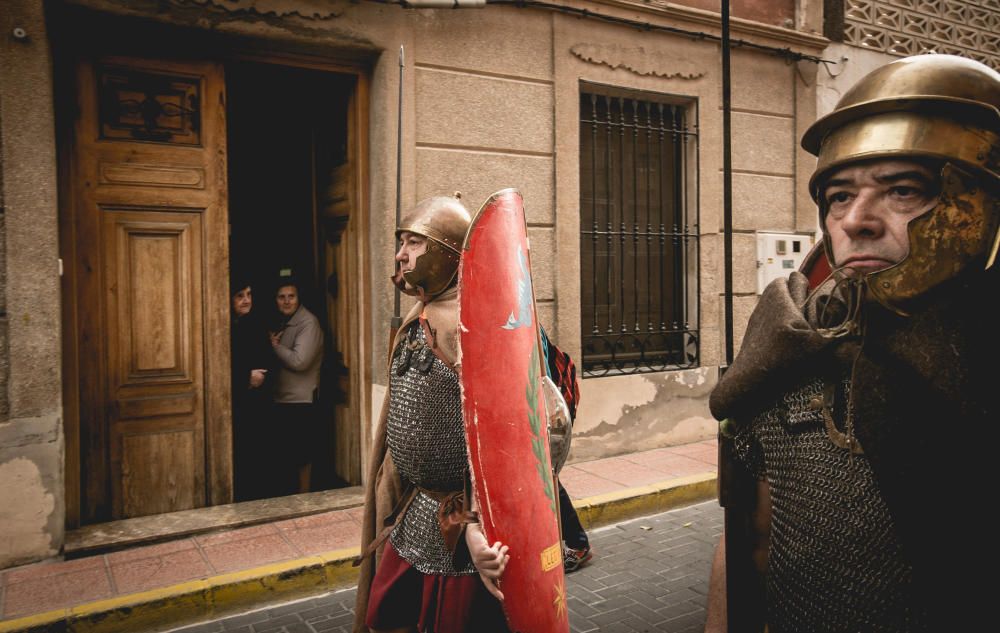 Veinte personas con trajes de romano recorren el Camí del Peix