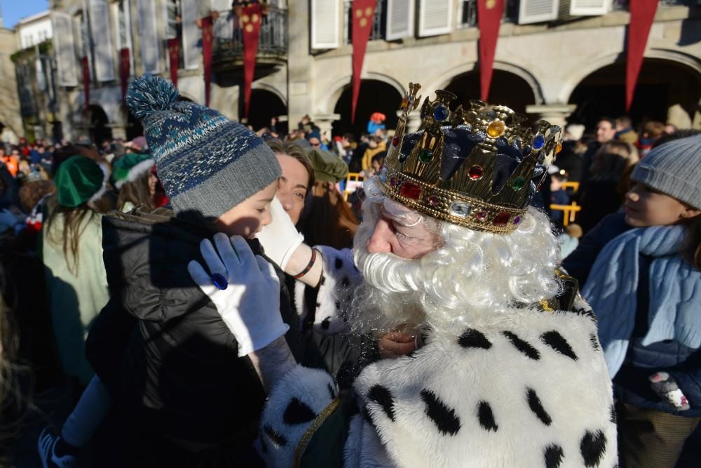 Una multitud recibe a los Reyes en Pontevedra