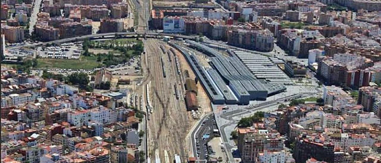 Las vías ferroviarias que parten la ciudad y el incompleto Parc Central | V.S.PX.C.