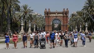 Turistas y barceloneses, en el paseo de Lluís Companys.