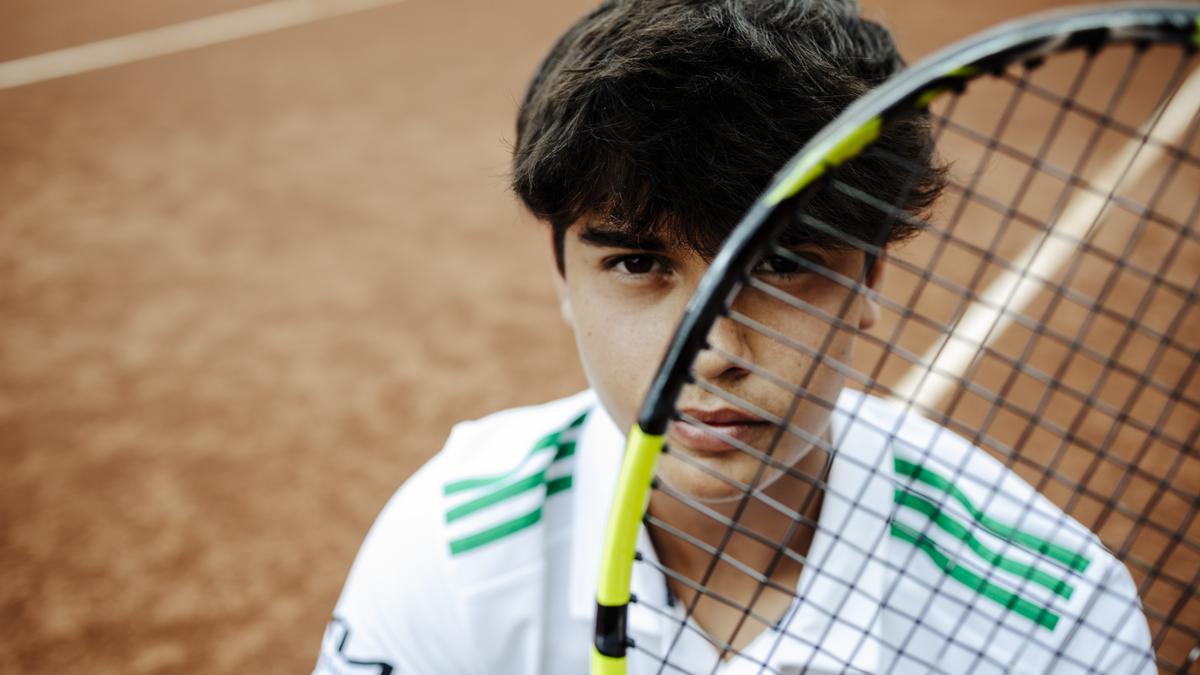 Alejo Sánchez, con una raqueta de tenis.