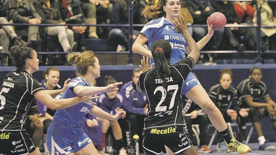 Teresa defiende a una rival, en el partido de Copa de la pasada temporada. // Luisma Murias