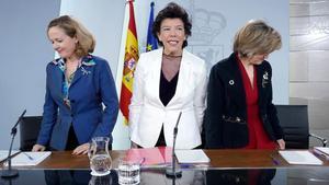 La ministra de Economía, Nadia Calviño, la ministra Portavoz, Isabel Celáa, y la ministra de Sanidad, María Luisa Carcedo, en la rueda de prensa posterior al Consejo de Ministros.