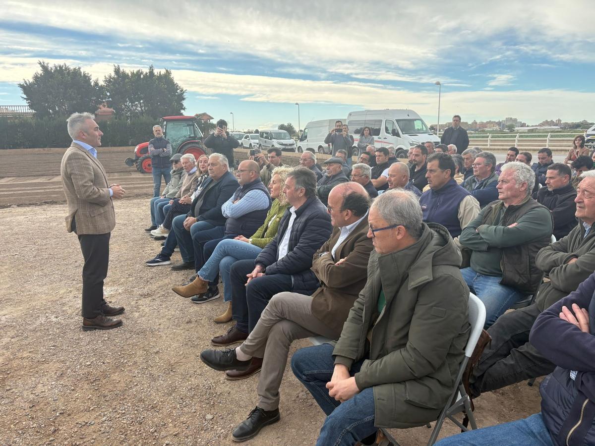 El conseller Miguel Barrachina con los agricultores de la Huerta de València este jueves.