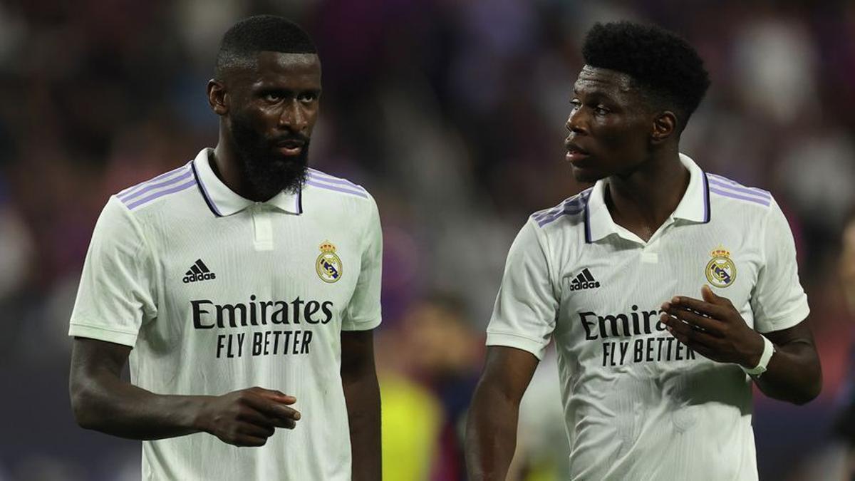 Rüdiger y Tchouameni comentan una jugada durante su partido de debut como madridistas.