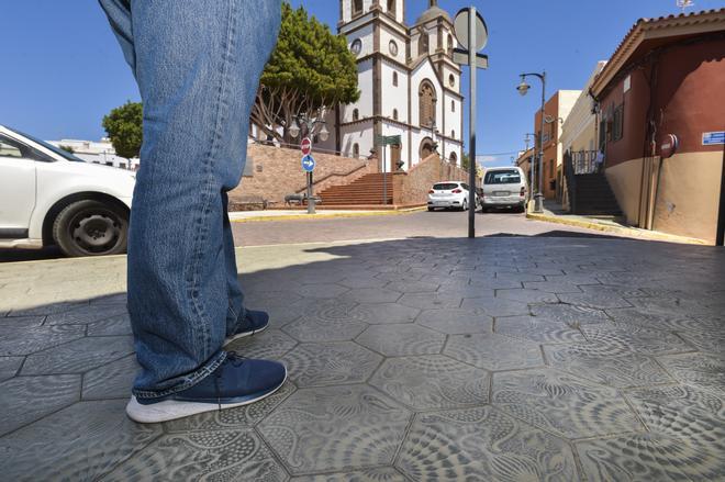 Losetas con diseño de Gaudí en la acera de las oficinas municipales de Ingenio