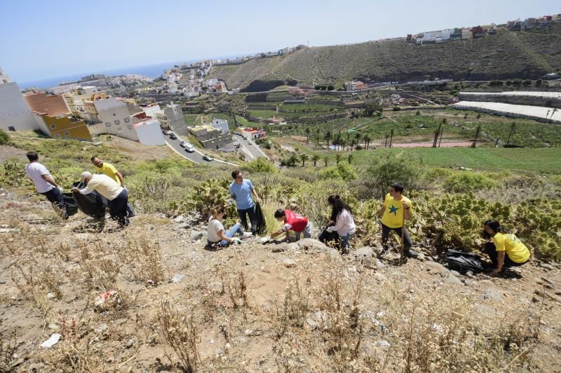 Pablo Rodríguez y María Fernández participan el domingo en el reto #TrashtagChallenge. A través de esta iniciativa viral que busca eliminar la basura del medio ambiente, se limpiarán las laderas de Capellanías, Lugarejo, Albiturria y Lomo La Cruz.  | 14/04/2019 | Fotógrafo: Tony Hernández