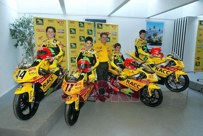 Marc Márquez junto a Pol Espargaro, Pere Tutusaus, Emilio Alzamora y Tete Martínez en la presentación del equipo racc caja madrid en marzo de 2005.