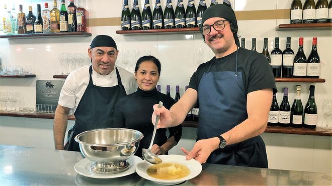 Marcos Costa, Grey Mora y Gerard Sans con la escudella de Veracruz.