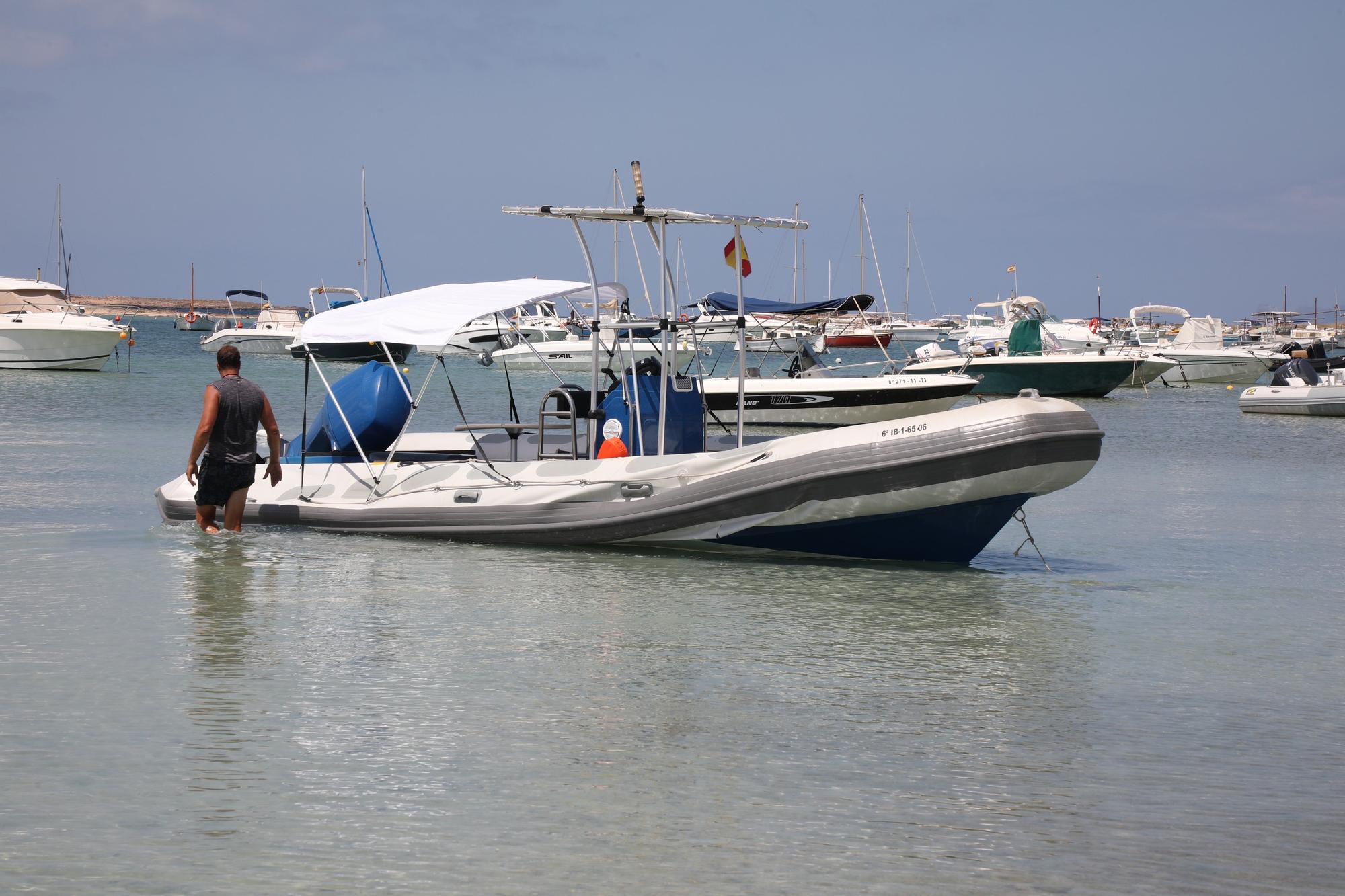 Así han aparecido siete barcos en s'Estany des Peix, en Formentera.