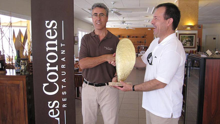 Pla entrega el premi al propietari del restaurant, Pere Miquel.