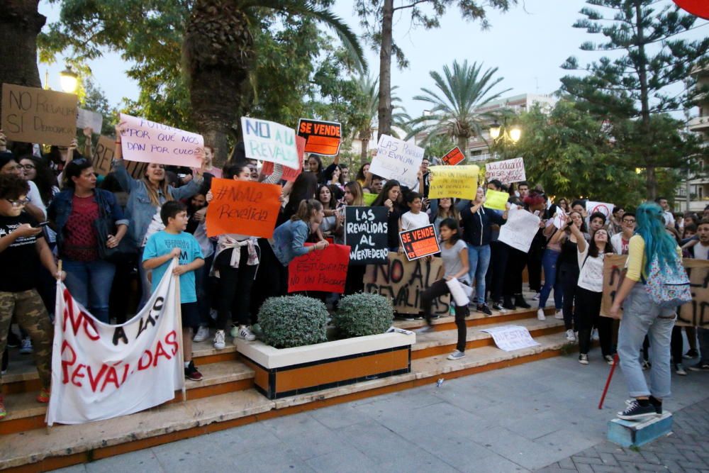 Unos 250 alumnos, profesores y padres secundan la protesta contra la Lomce y las nuevas pruebas en Torrevieja