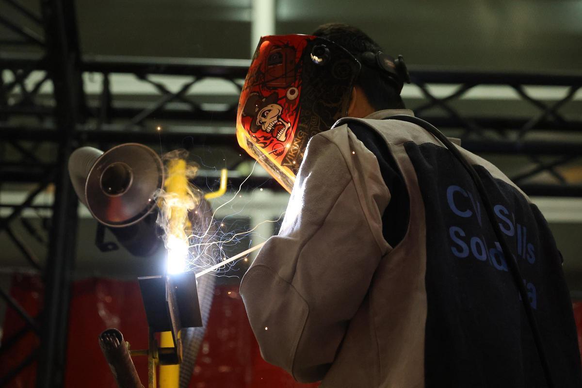 Feria Valencia . 300 estudiantes de FP haciendo pruebas pen la competicion de Skills FP , de donde saldra un equipo valenciano para competir con el resto de comunidades autonomas.