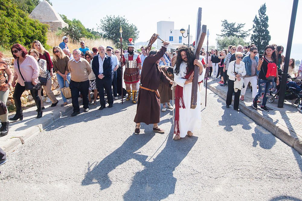 Centenares de personas asisten en el Puig de Missa a la recreación de la muerte de Jesucristo.