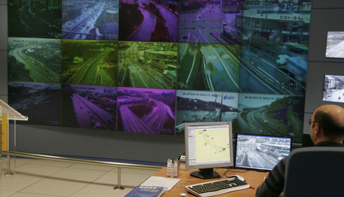 Cámaras de control en el Centro de Gestión de Tráfico del Noroeste, en A Coruña. | E. V.