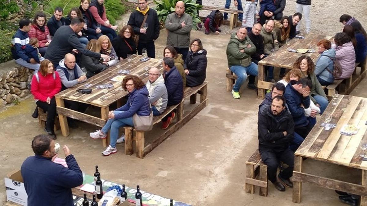 Una cata de quesos repleta de gente organizada por Tot de Poble.