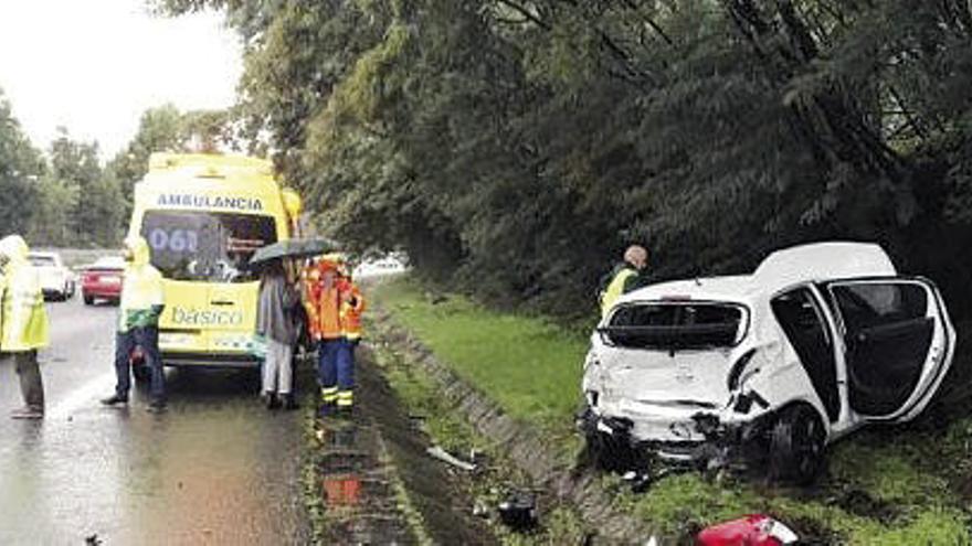 Estado de uno de los vehículos del accidente de Tui. // TVG