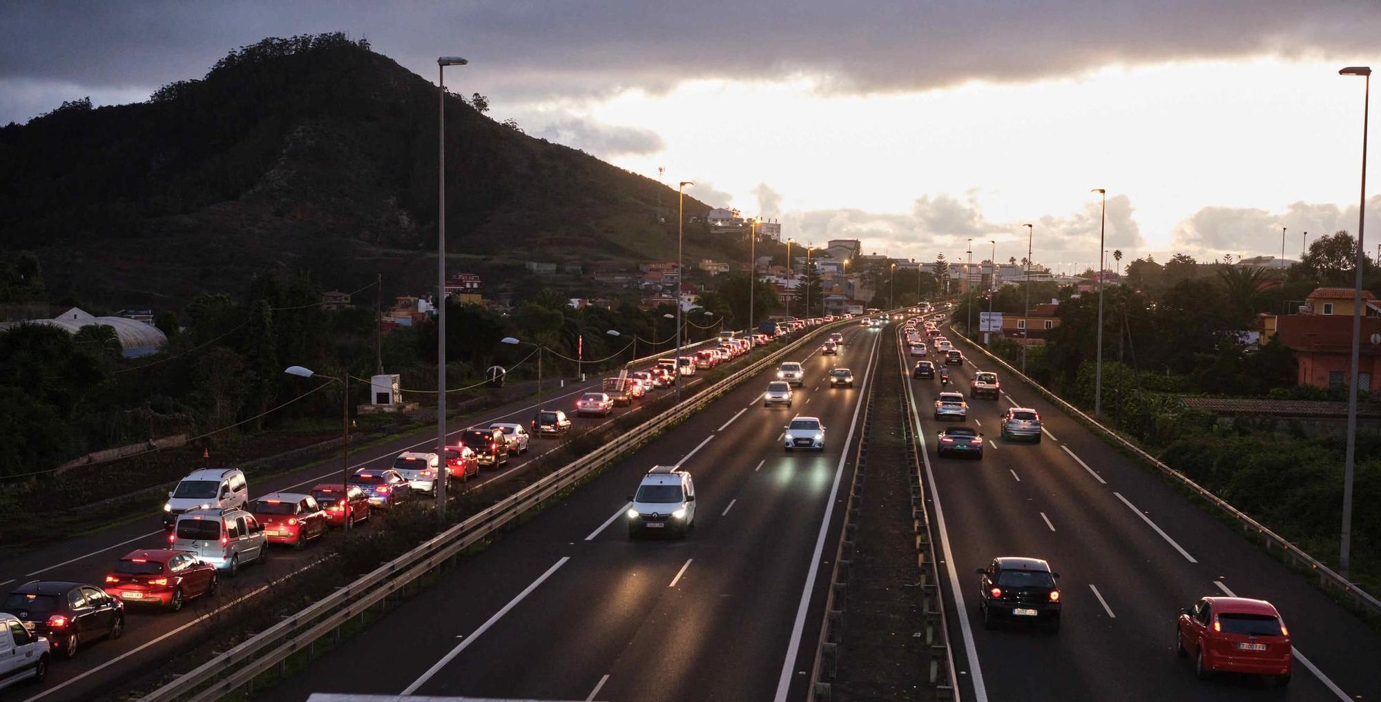 Colas en Tenerife el primer día de cortes en la autopista